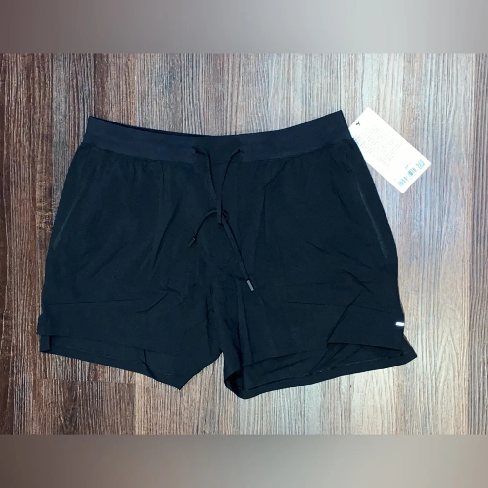NEW Lulu License to train 5” shorts - Picture 3 of 4